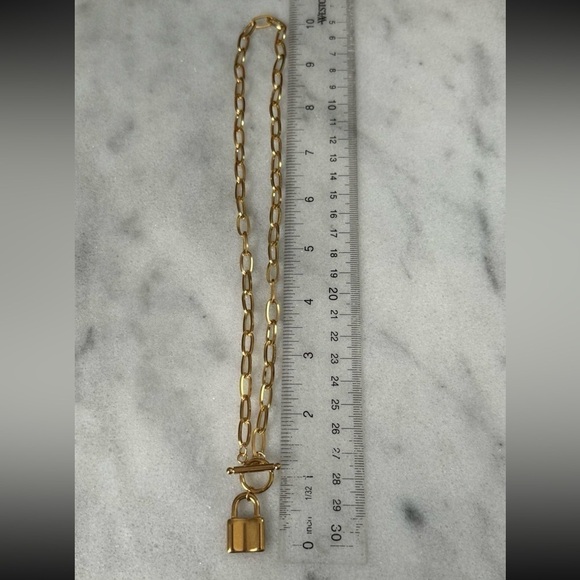 Gold Chain Link Lock Pendant Necklace
Brand New - Picture 3 of 4
